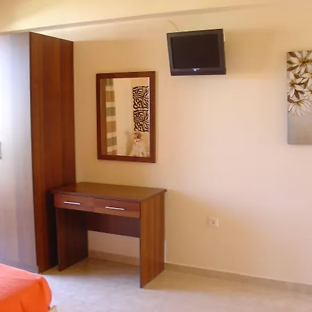 Lyristis Dinos & Apart Otel