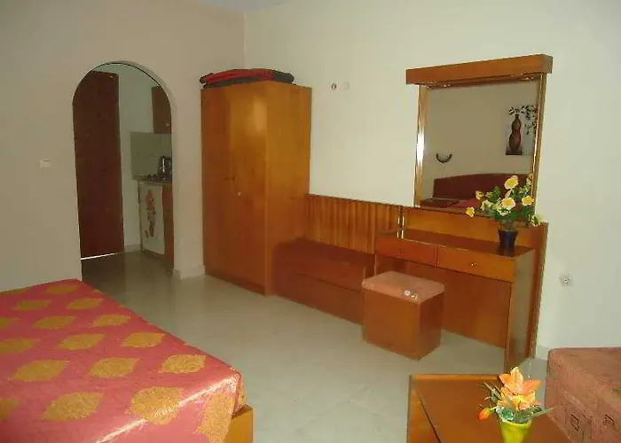 Lyristis Dinos & 3* Фалираки