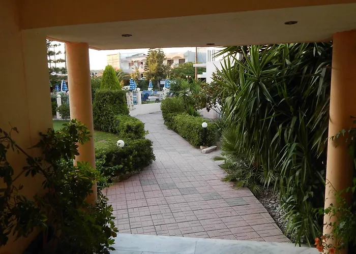 Lyristis Dinos & 3* Фалираки