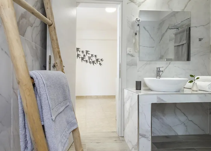 Lyristis Dinos & Апарт-отель Фалираки