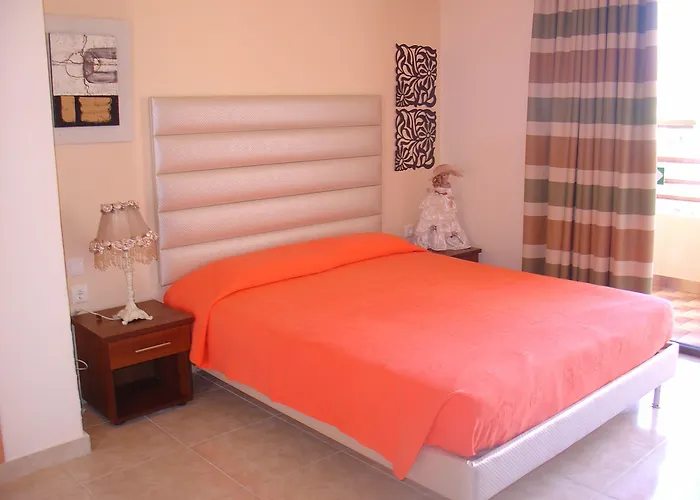 Lyristis Dinos & 3* Φαληράκι