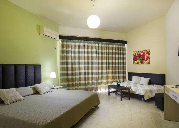 Lyristis Dinos & 3* Φαληράκι