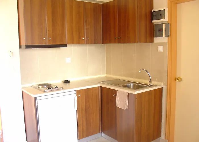 Lyristis Dinos & 3* Φαληράκι