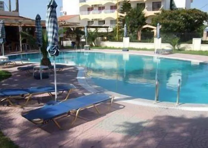 Lyristis Dinos & 3* Φαληράκι