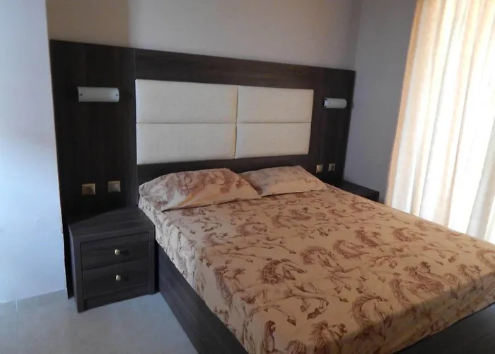 Lyristis Dinos & 3* Φαληράκι