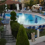 Lyristis Dinos & 3* Φαληράκι