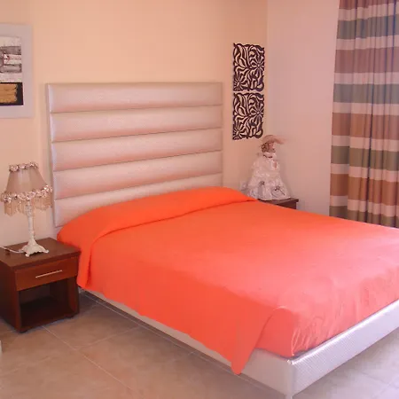 Lyristis Dinos & 3* ファリラキ