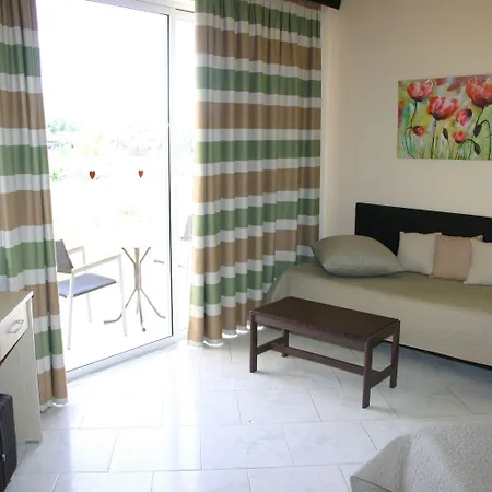 Lyristis Dinos & アパートホテル