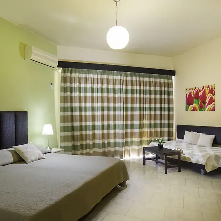 Lyristis Dinos & 3* ファリラキ