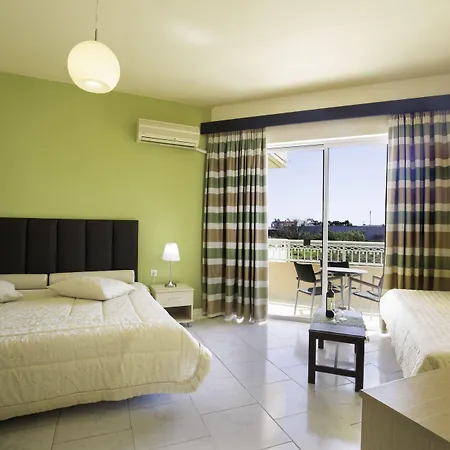 Lyristis Dinos & 3* ファリラキ