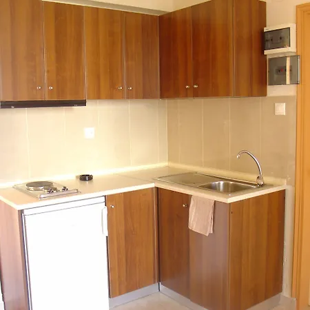 Lyristis Dinos & 3* ファリラキ