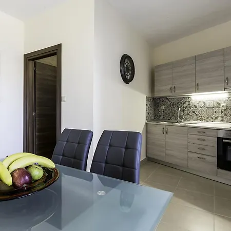 Lyristis Dinos & ファリラキ