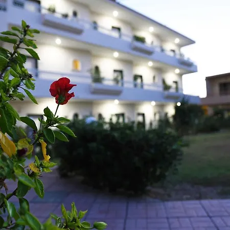 アパートホテル Lyristis Dinos & ファリラキ