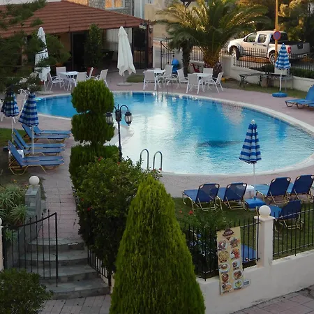 Lyristis Dinos & 3* ファリラキ