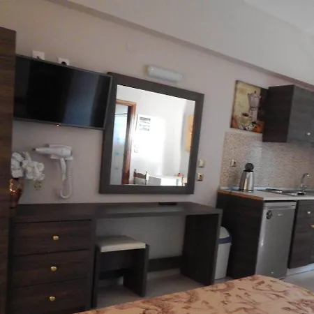 アパートホテル Lyristis Dinos & 3*