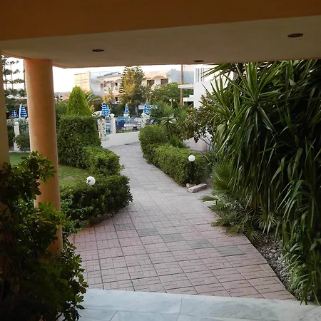 Lyristis Dinos & 3* ファリラキ