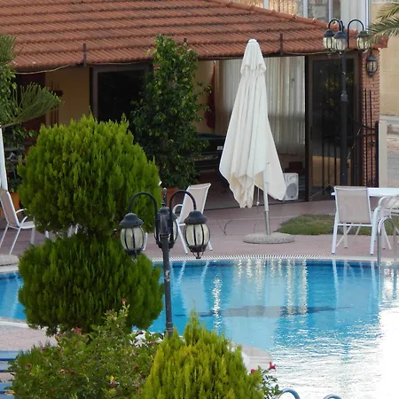 Lyristis Dinos & 3* ファリラキ