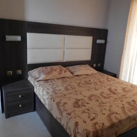 Lyristis Dinos & 3* ファリラキ