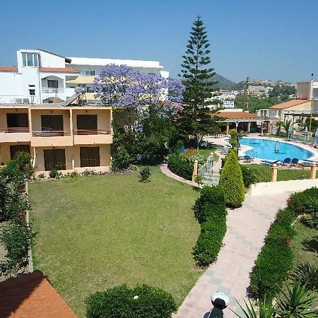 Lyristis Dinos & 3* ファリラキ