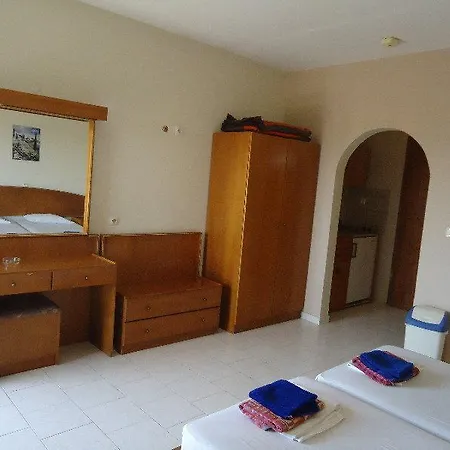 アパートホテル Lyristis Dinos &