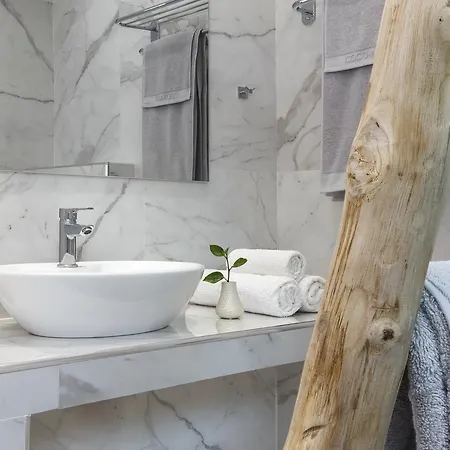 Lyristis Dinos & アパートホテル ファリラキ