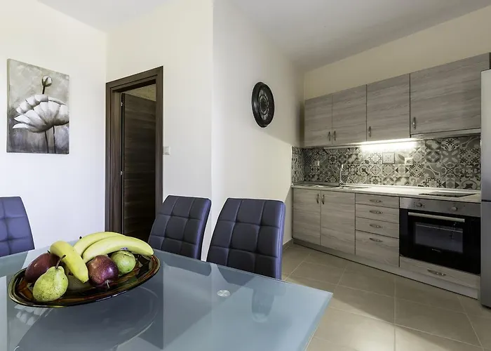 Lyristis Dinos & 法里拉基