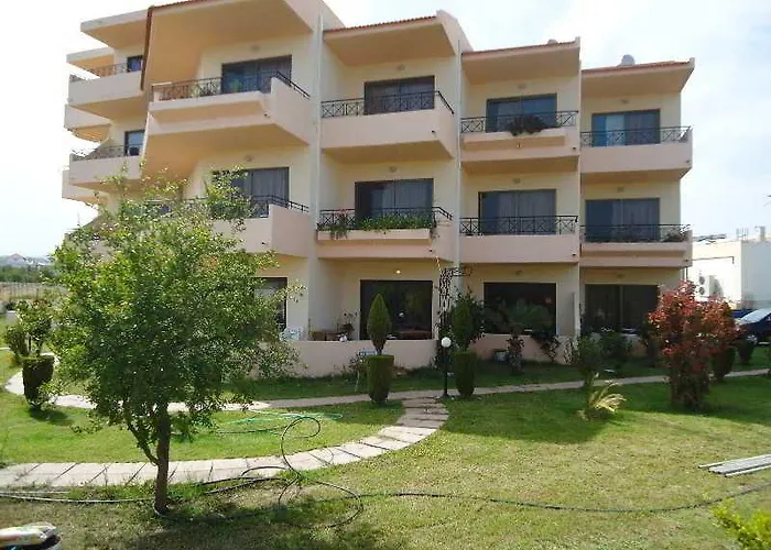 Lyristis Dinos & Aparthotel