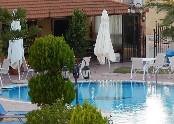 Lyristis Dinos & 3* 法里拉基