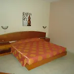 Lyristis Dinos & Aparthotel Faliraki
