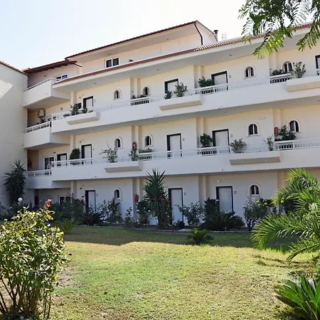 Lyristis Dinos & Lejlighedshotel 3*