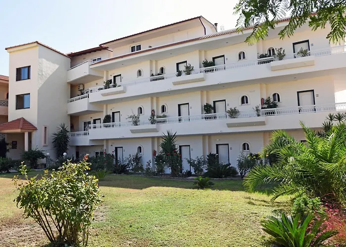 Lyristis Dinos & Lejlighedshotel 3*