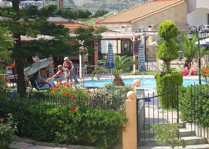 Lyristis Dinos & מלון דירות פליראקי