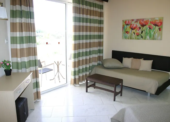 Lyristis Dinos & Lejlighedshotel