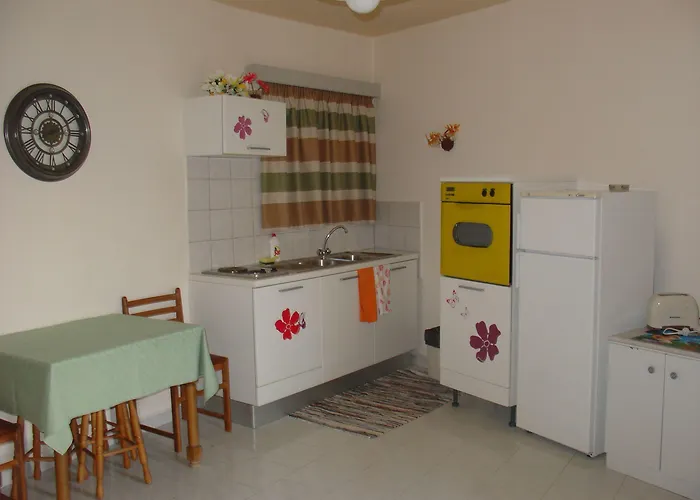 Lyristis Dinos & Lejlighedshotel