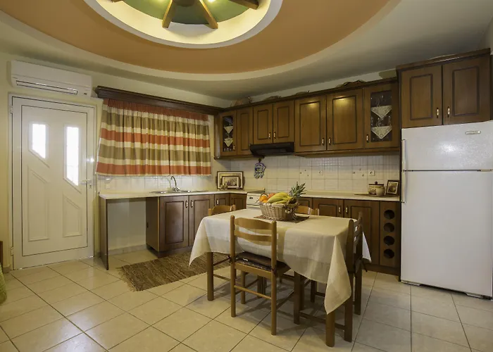 Lyristis Dinos & Lejlighedshotel 3*