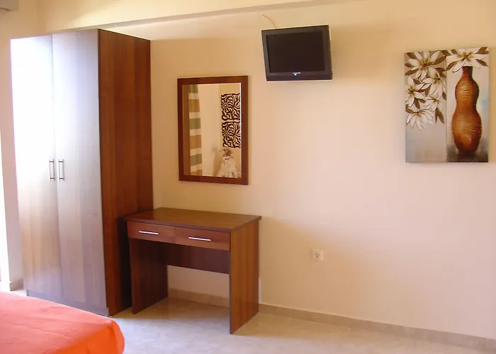 Lyristis Dinos & Lejlighedshotel