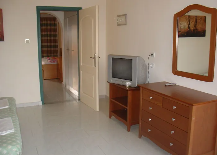 Lyristis Dinos & Lejlighedshotel 3*