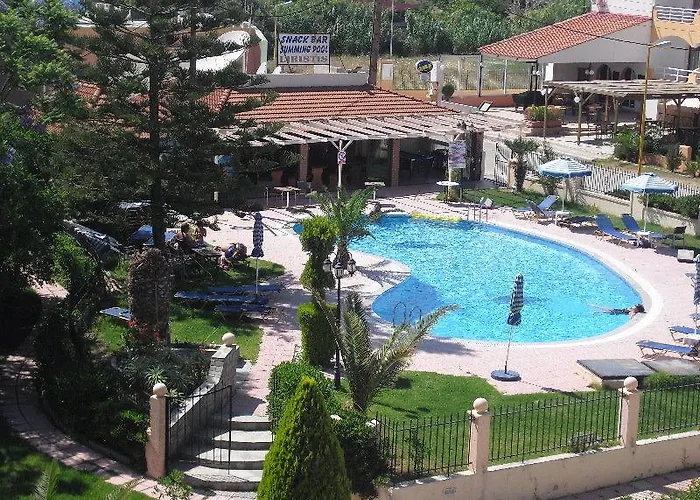 Lyristis Dinos & Lejlighedshotel