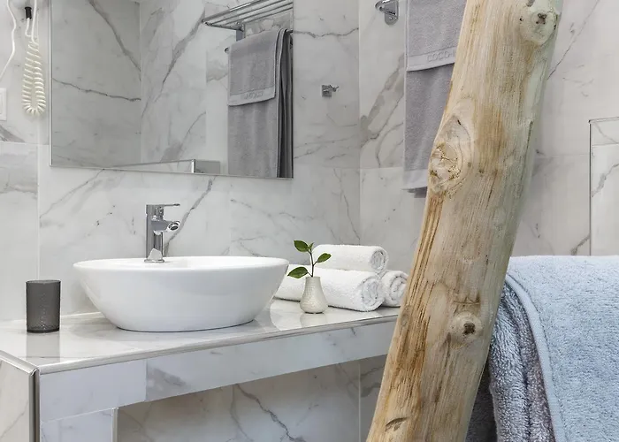 Lyristis Dinos & מלון דירות פליראקי